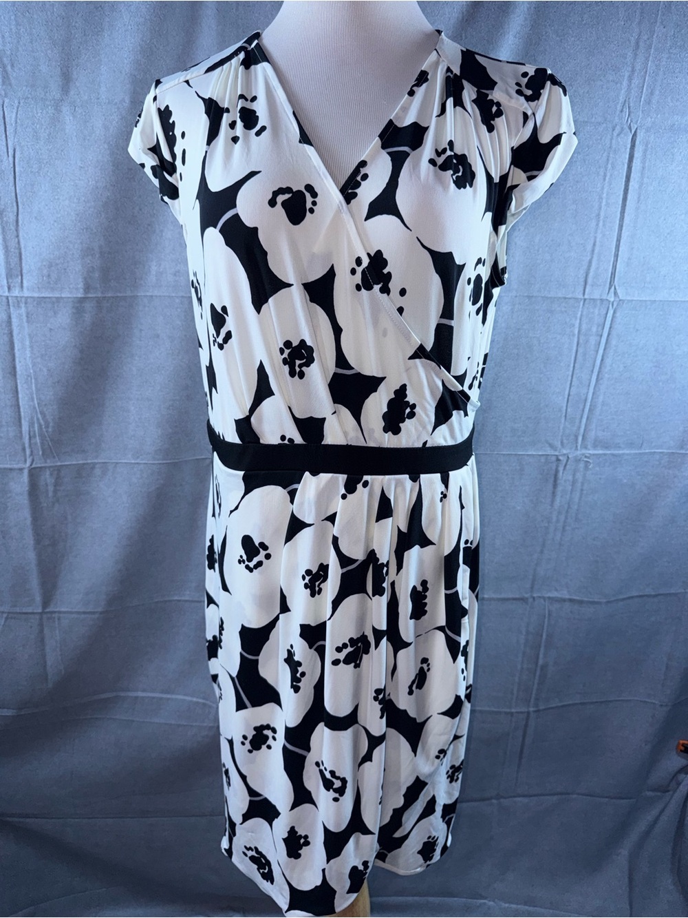 2989-New York & Company Black and White Floral Wrap Dress